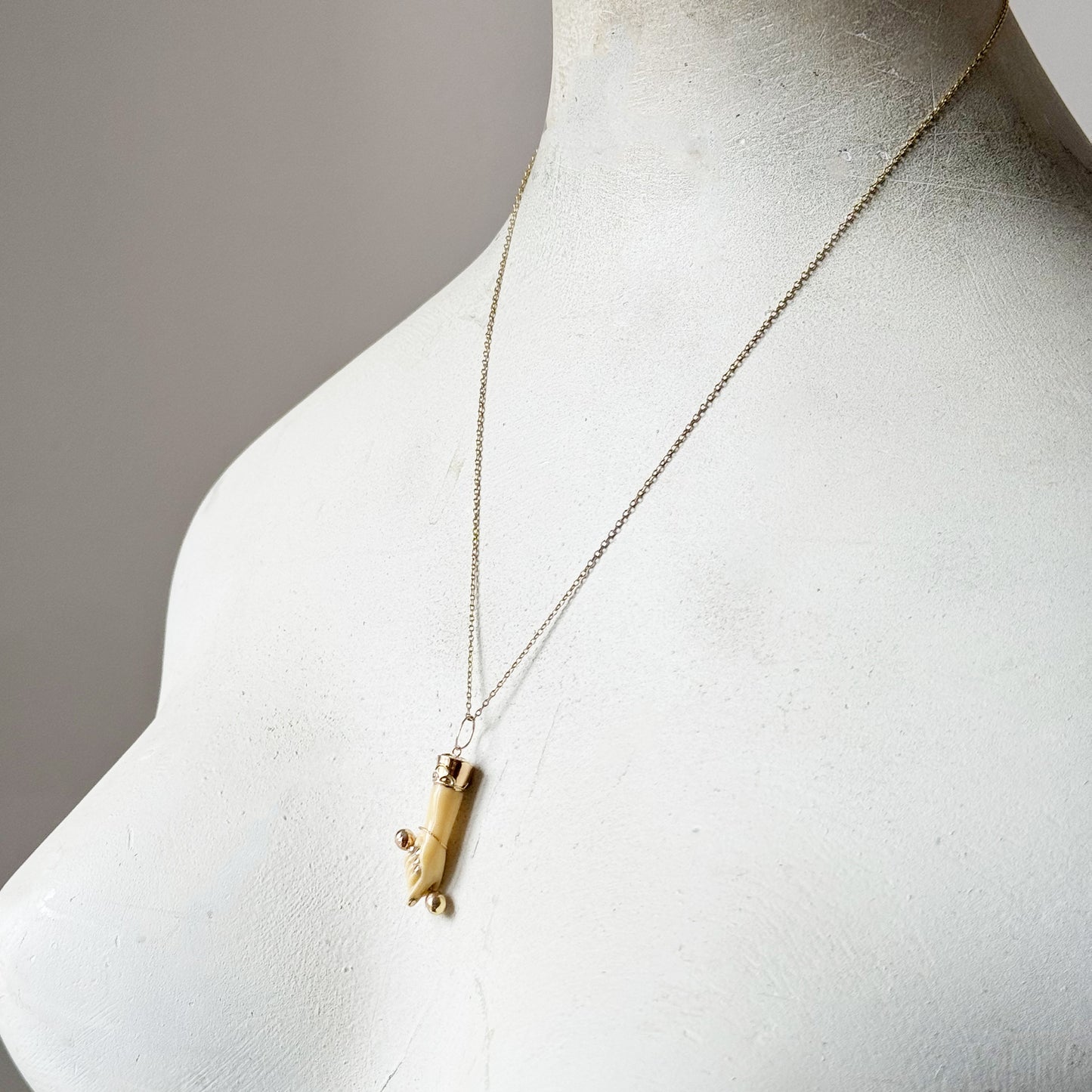 Vintage 18K Gold Fist, Resin, 1940s Hand Pendant, Amulet, Bakelite Mano Fico, Fist Pendant, Evil Eye, Figa Charm, Lucky Charm, Mano Figa