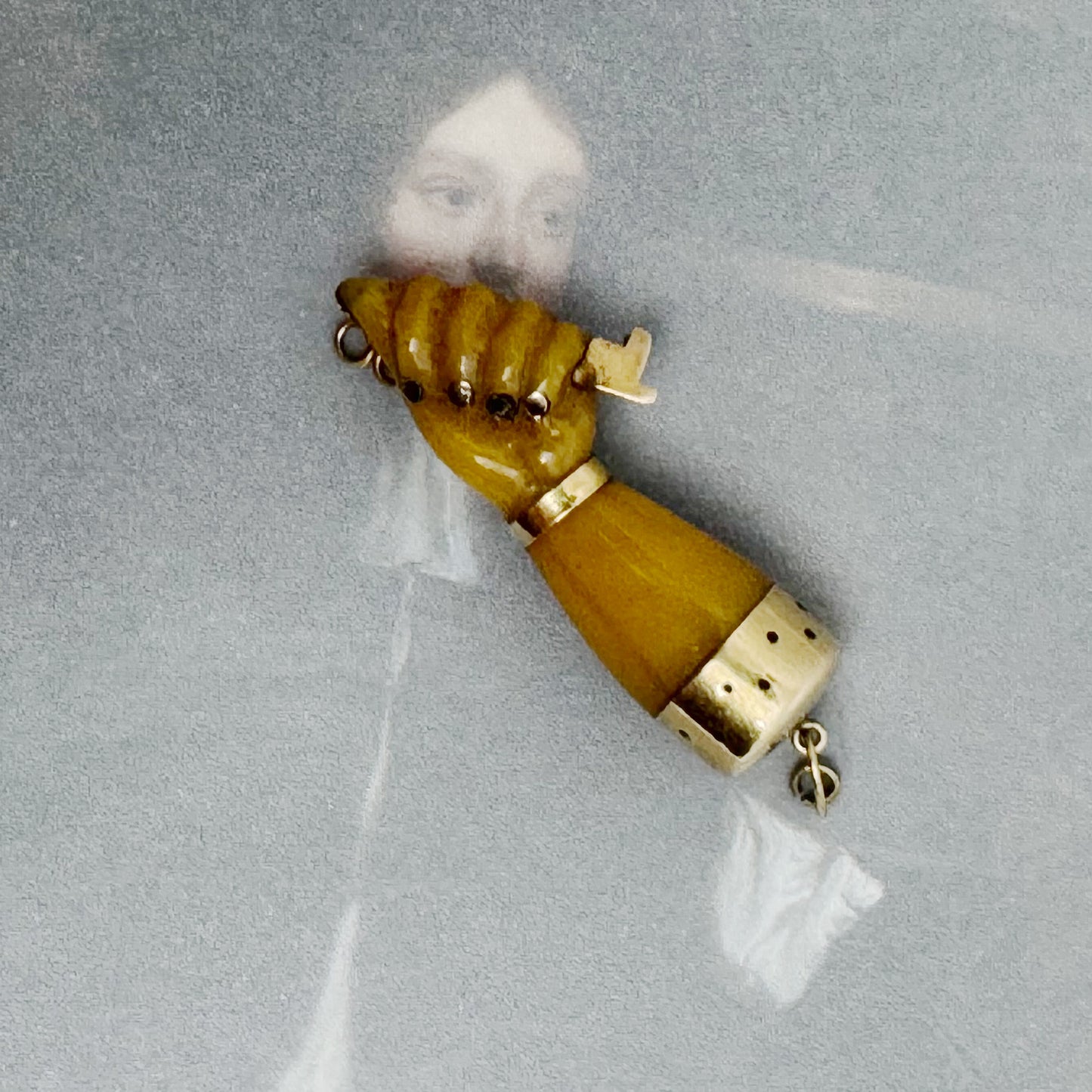 Vintage 18k Gold Hand Amulet Lucky Charm, 1960s Figa Mano Fico Pendant 18 ct Gold, Hand Amulet Lucky Charm, Bakelite Fist