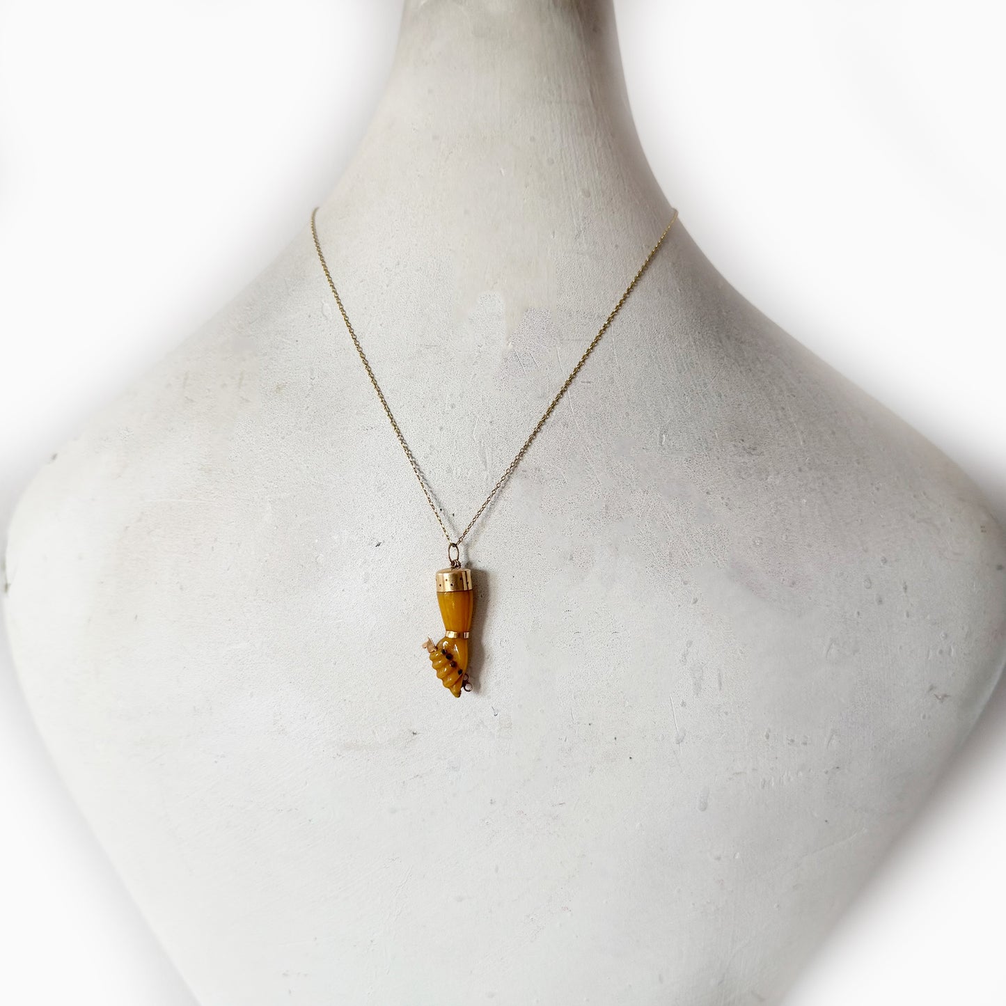 Vintage 18k Gold Hand Amulet Lucky Charm, 1960s Figa Mano Fico Pendant 18 ct Gold, Hand Amulet Lucky Charm, Bakelite Fist