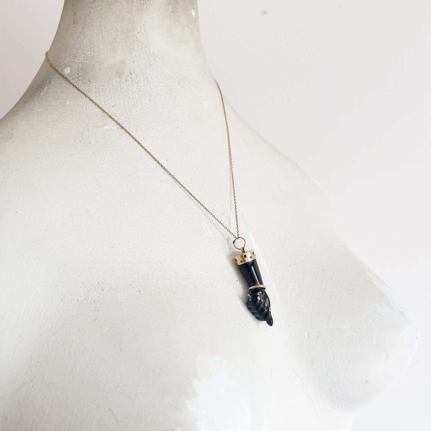 Antique 14k Gold Black Fist Charm, 1920s Figa Pendant, Jet-Style Mano Fico Amulet, Vintage Protection Jewellery